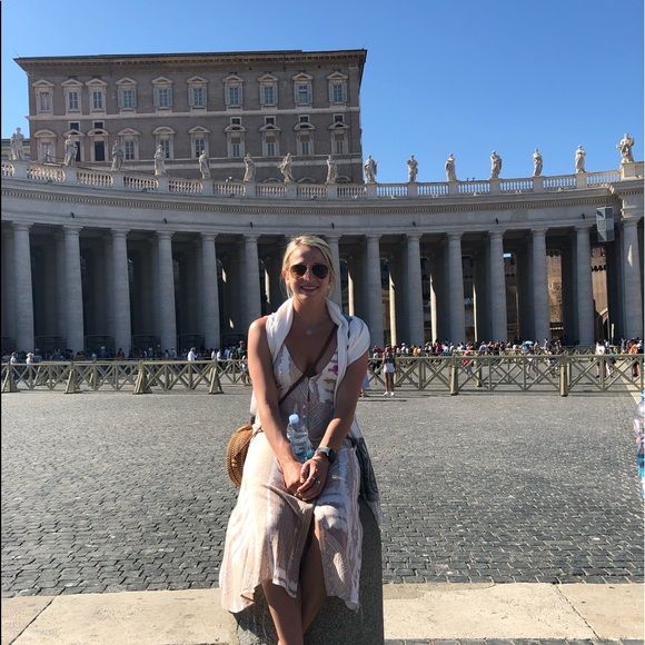 Welcome to my closet 🛍🥂 - Picture 4 of 6